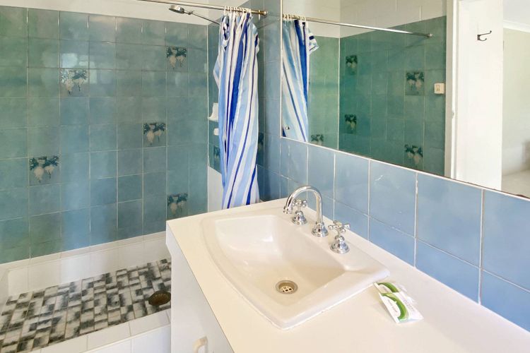 Alma Bay Holiday Unit 2 - Bathroom