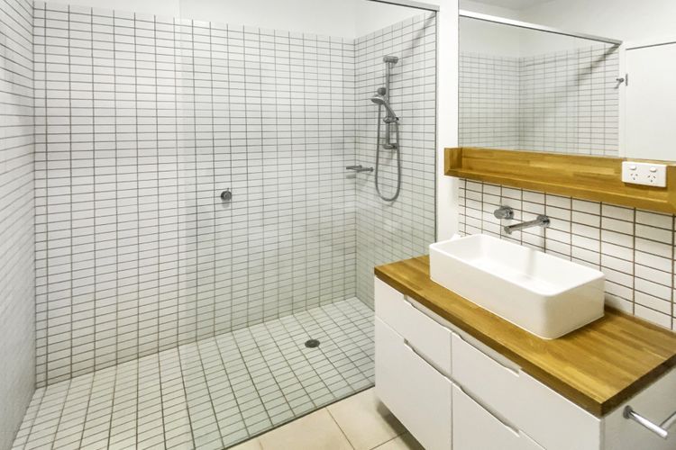 1 Bright Point Apartment 4502 - Main Bathroom