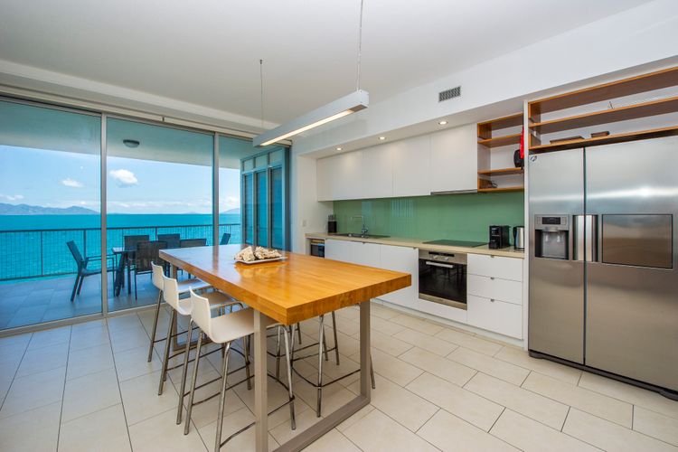 1 Bright Point Apartment 5301 - Kitchen/Dining Area