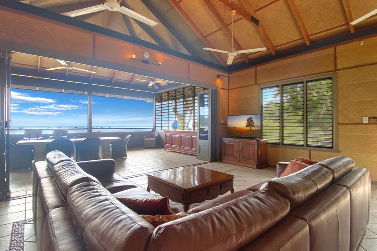 Absolute Beachfront and Pool House