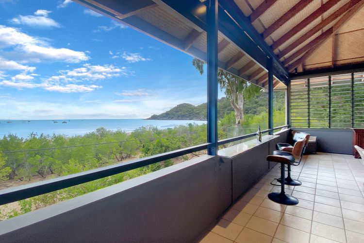 Absolute Beachfront and Pool House