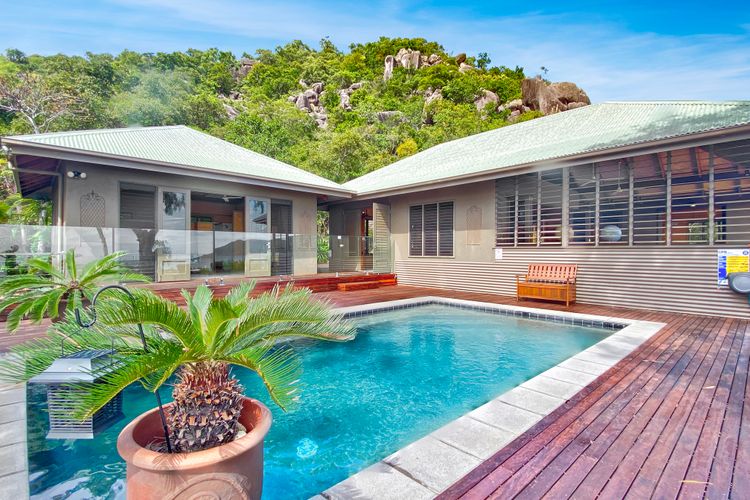 Absolute Beachfront and Pool House