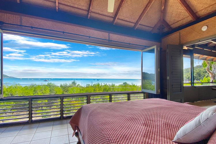 Absolute Beachfront and Pool House