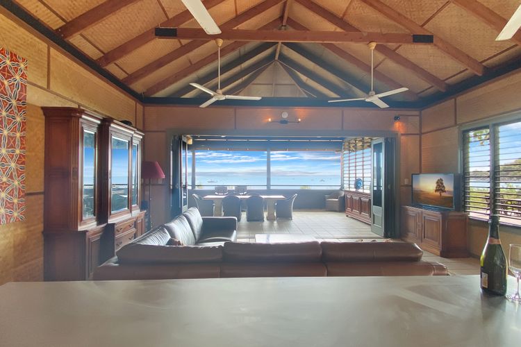 Absolute Beachfront and Pool House