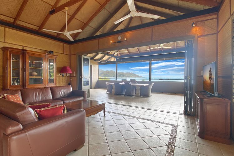 Absolute Beachfront and Pool House