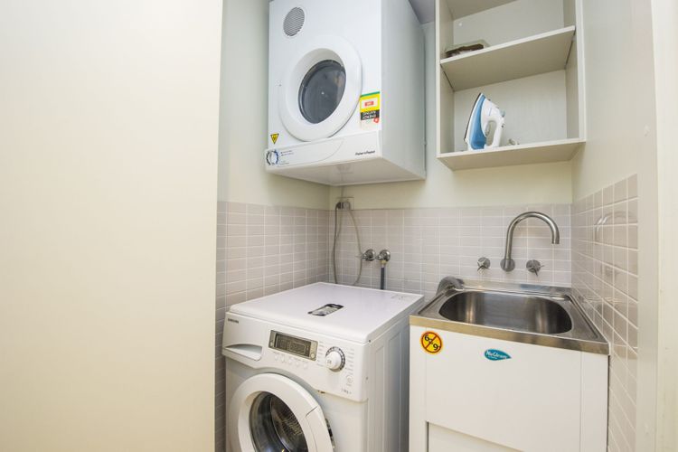 Blue on Blue Apartment 1011 - Laundry