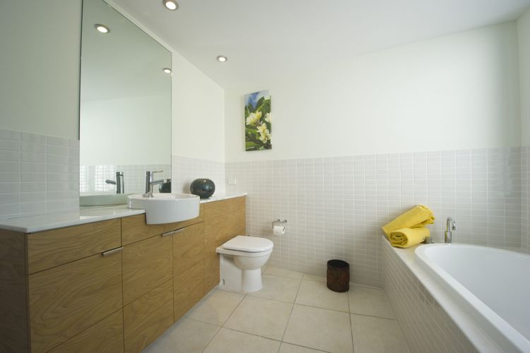 Blue on Blue Apartment 921 - Main Bathroom