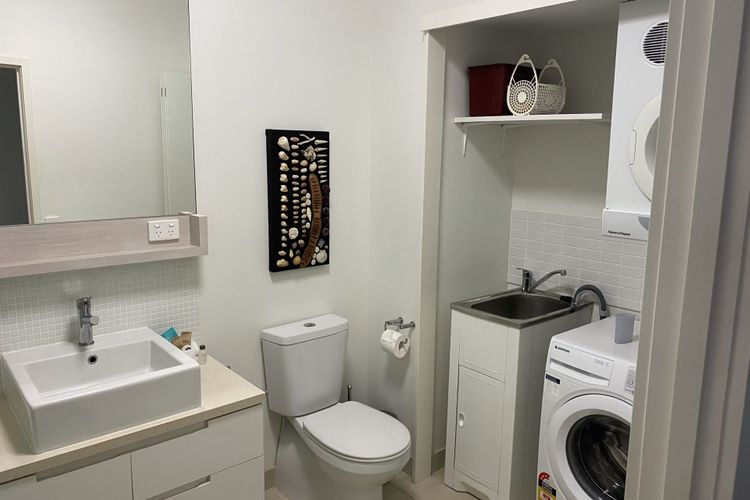 1 Bright Point Apartment 2303 - Main Bathroom