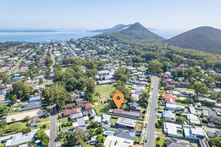 Lorikeet Retreat, 2/117 Tomaree Rd –  Pet Friendly, Air Conditioned Holiday House