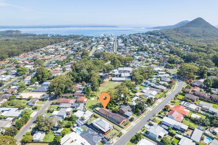 Lorikeet Retreat, 2/117 Tomaree Rd –  Pet Friendly, Air Conditioned Holiday House