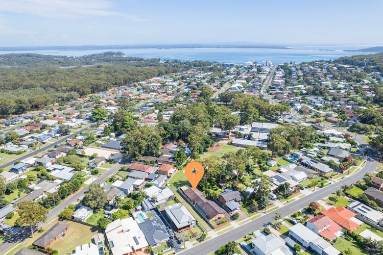 Lorikeet Retreat, 2/117 Tomaree Rd –  Pet Friendly, Air Conditioned Holiday House