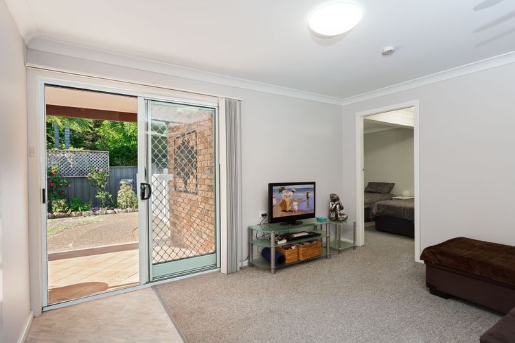 Lorikeet Retreat, 2/117 Tomaree Rd –  Pet Friendly, Air Conditioned Holiday House