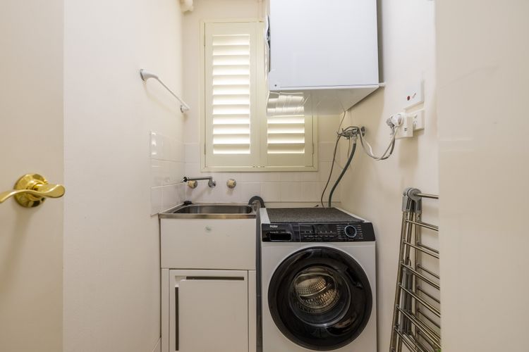 Portofino, 1/7 Laman Street – First floor unit with beautiful views, air con and Wi-Fi and close to town