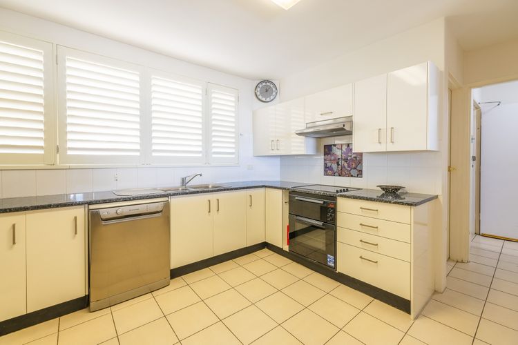 Portofino, 1/7 Laman Street – First floor unit with beautiful views, air con and Wi-Fi and close to town