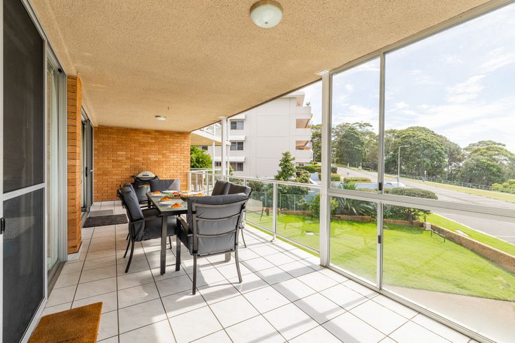 Portofino, 1/7 Laman Street – First floor unit with beautiful views, air con and Wi-Fi and close to town