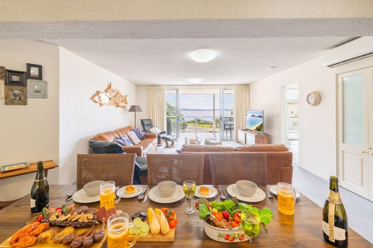 Portofino, 1/7 Laman Street – First floor unit with beautiful views, air con and Wi-Fi and close to town