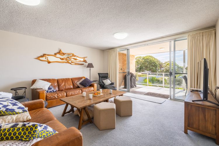 Portofino, 1/7 Laman Street – First floor unit with beautiful views, air con and Wi-Fi and close to town