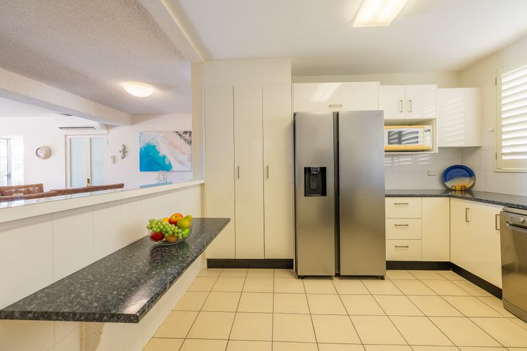 Portofino, 1/7 Laman Street – First floor unit with beautiful views, air con and Wi-Fi and close to town
