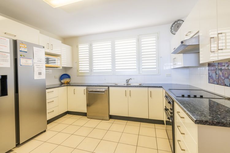 Portofino, 1/7 Laman Street – First floor unit with beautiful views, air con and Wi-Fi and close to town