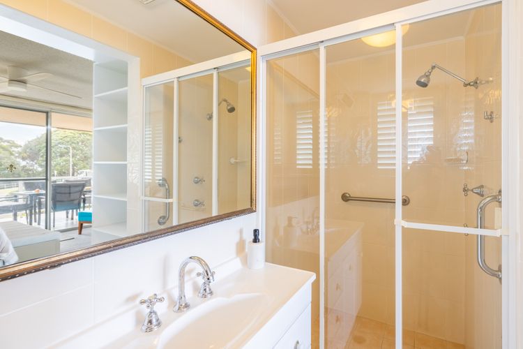 Portofino, 1/7 Laman Street – First floor unit with beautiful views, air con and Wi-Fi and close to town