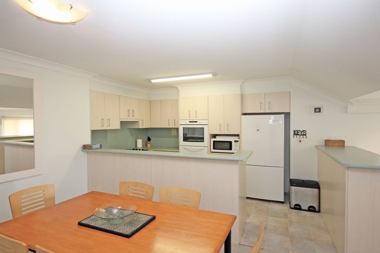 Skyline, 4/12 Thurlow Avenue – air conditioned & WIFI