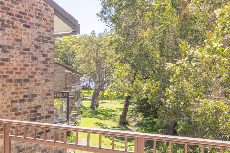 Bay Parklands, 69/2 Gowrie Avenue – large unit with views, pool, tennis court & spa