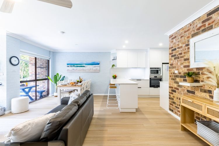 Bay Parklands, 73/2 Gowrie Avenue – solar heated pool, spa, tennis court & views