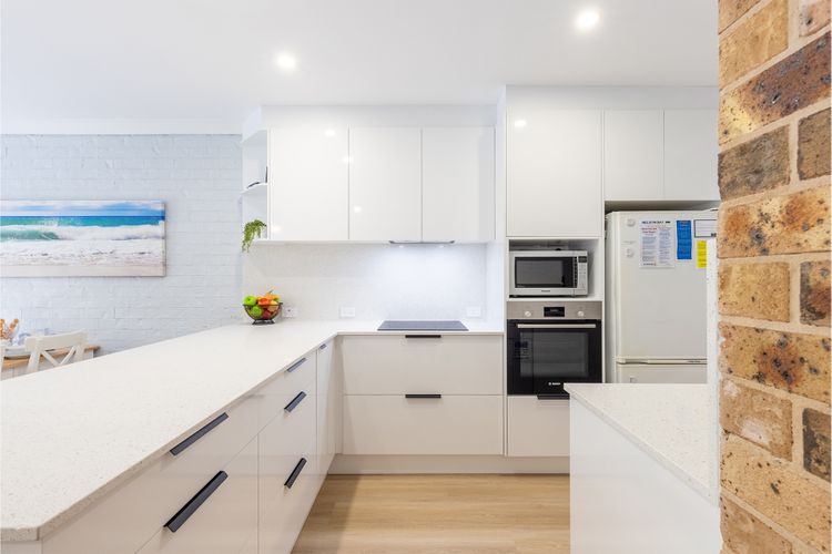 Bay Parklands, 73/2 Gowrie Avenue – solar heated pool, spa, tennis court & views