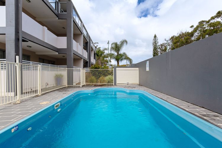 Shoal Bay Beach Apartments, 9/2 Shoal Bay Road -air conditioning and complex swimming pool