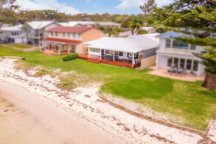 Beached Inn, 93 Foreshore Drive – Spacious beach front house