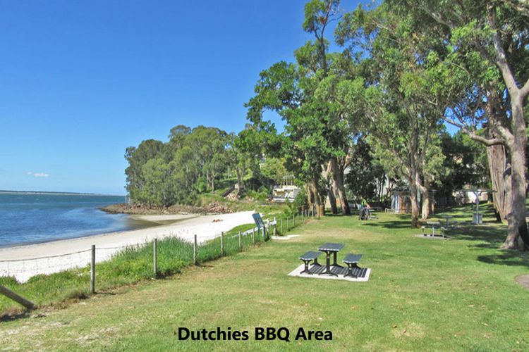 Cuddles Cottage, 4 Christmas Bush Avenue – pet friendly, holiday, 400 metres to Dutchies beach