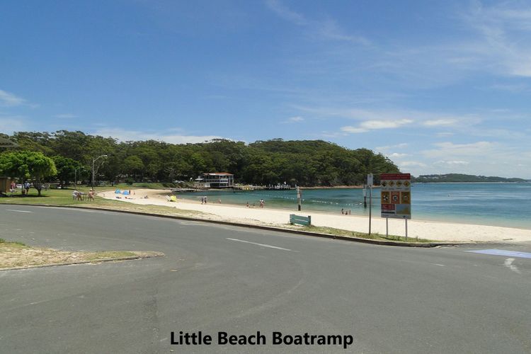 Little Beach House, 4 James Crescent – Little Beach with air con, WiFi and boat parking