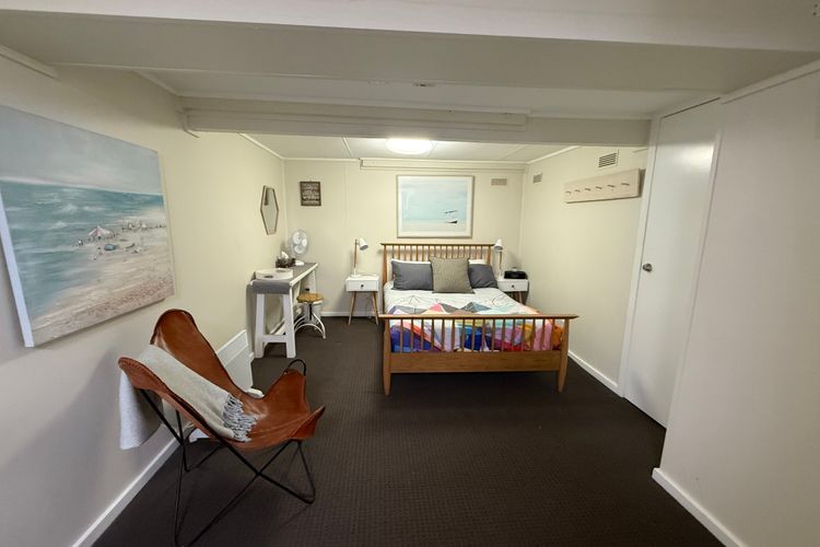 Little Beach House, 4 James Crescent – Little Beach with air con, WiFi and boat parking