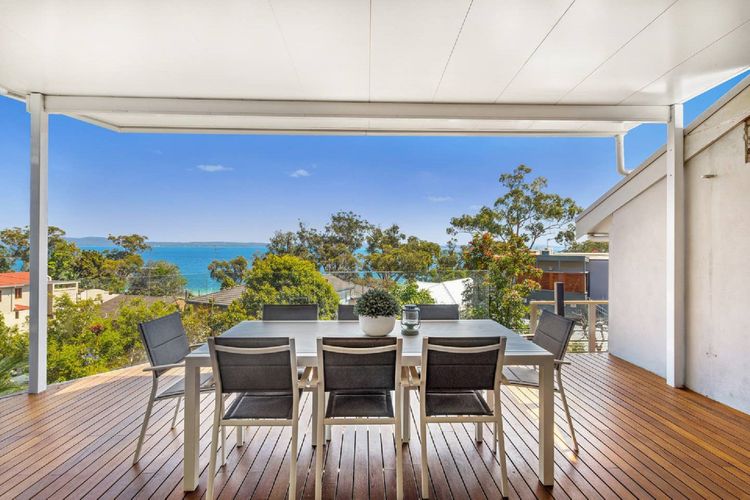 Nunkeri, 5 Kerrie Close – Stunning House with Fabulous Views, Linen, WIFI & Air Conditioning