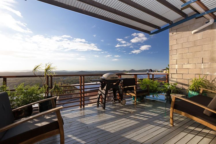 One Mile Ridge, 12a/26 One Mile Close – stunning views, air con, infinity pool