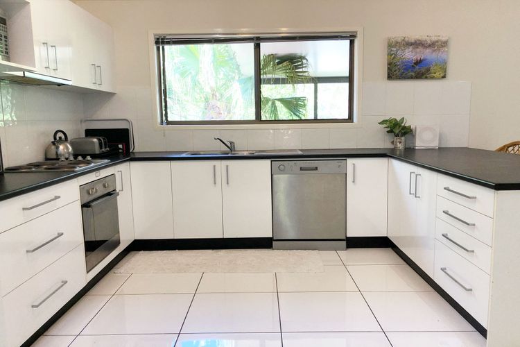 Sandy Palms, 28 Moorooba Cr – Beautiful Home with Wifi, Air-con and Boat Parking