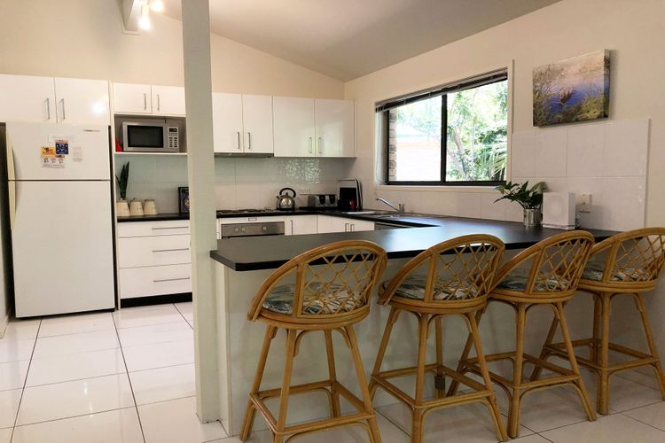 Sandy Palms, 28 Moorooba Cr – Beautiful Home with Wifi, Air-con and Boat Parking