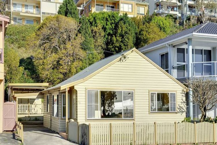 Stillwater, 25 Victoria Parade – large cottage across from the water sleeping 13