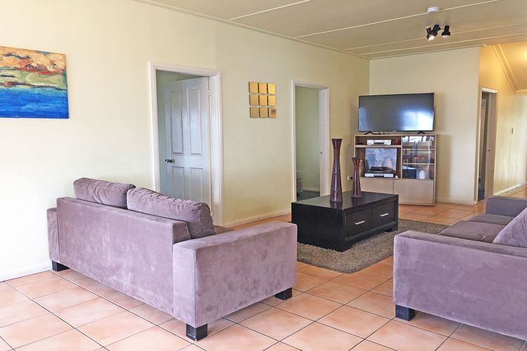 Stillwater, 25 Victoria Parade – large cottage across from the water sleeping 13