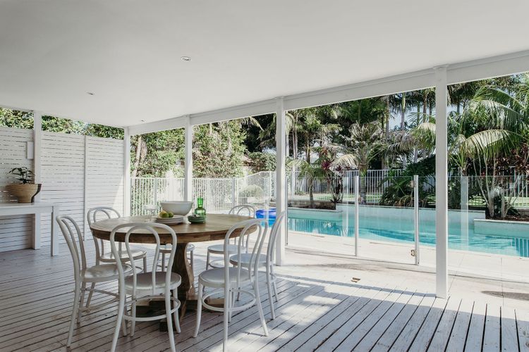 The White House, 25 Tomaree Road – fantastic house with pool, linen