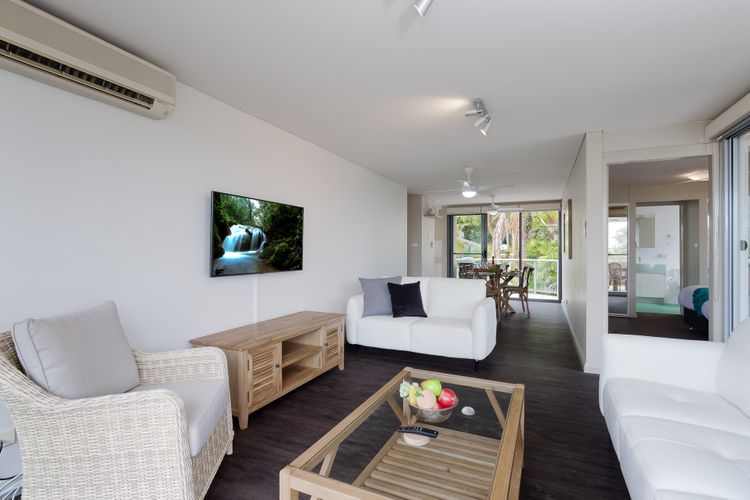 Bayview Apartments 10/42 Stockton St – waterviews, close to town and secure parking.