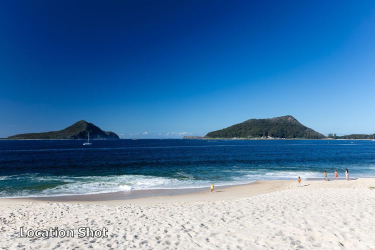 Intrepid, 1/3 Intrepid Close – Amazing views of Shoal Bay, only 100m from the Beach