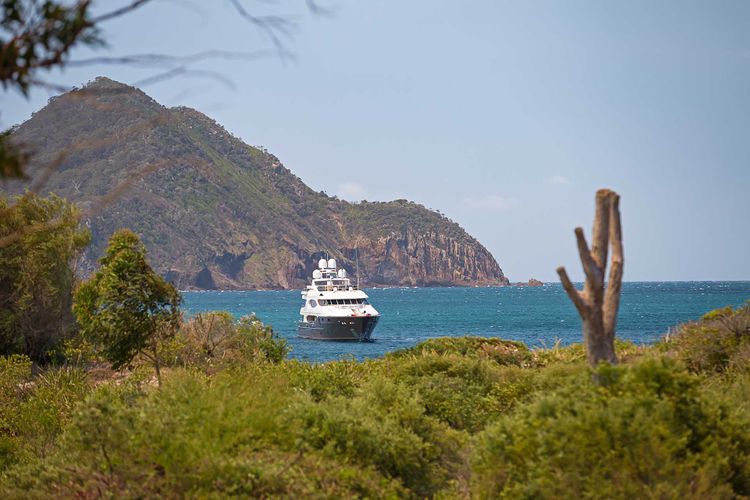 Intrepid, 1/3 Intrepid Close – Amazing views of Shoal Bay, only 100m from the Beach