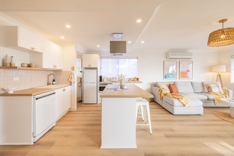 Bay Getaway, 1/65 Ronald Ave – recently renovated unit water views