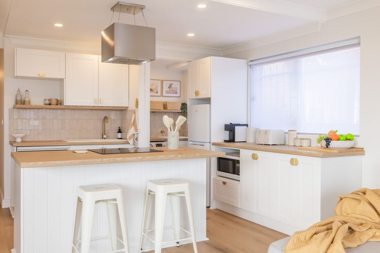 Bay Getaway, 1/65 Ronald Ave – recently renovated unit water views