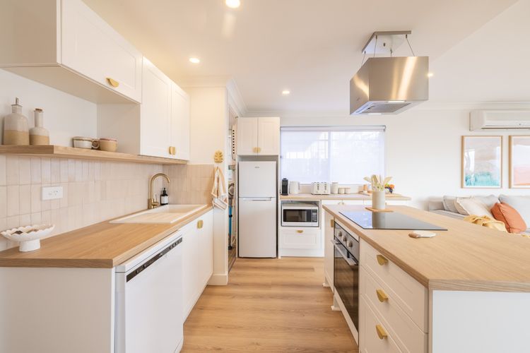 Bay Getaway, 1/65 Ronald Ave – recently renovated unit water views