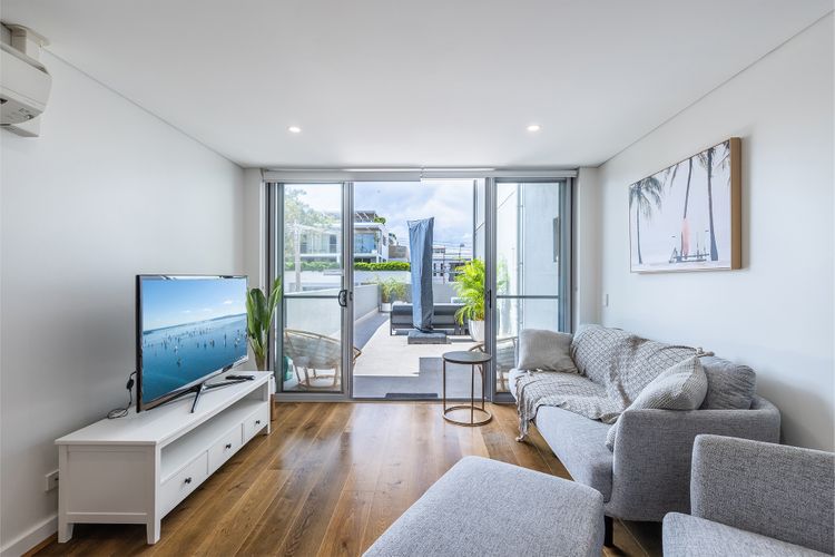 103 The Shoal, 6-8 Bullecourt St fabulous apartment with lift, air conditioning and WiFi