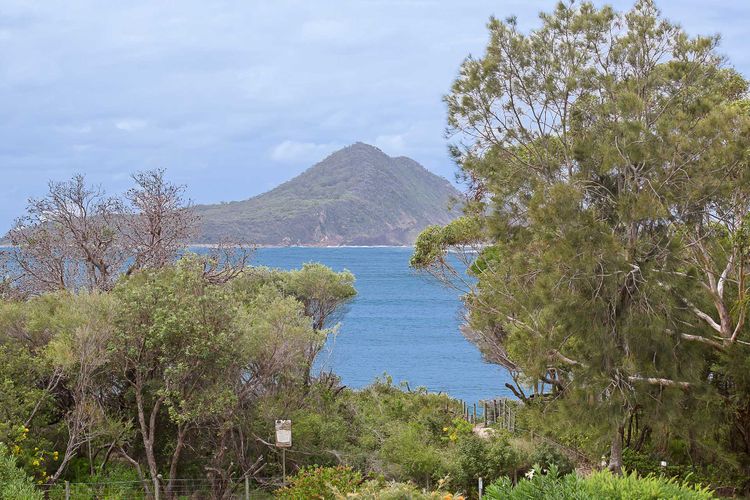The Helm, 12/22 Voyager Close – unit in Little Beach with direct access to Shoal Bay Beach