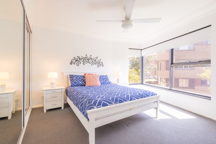 Florentine, 8/11 Columbia Close – opposite the beach with Air con and water views