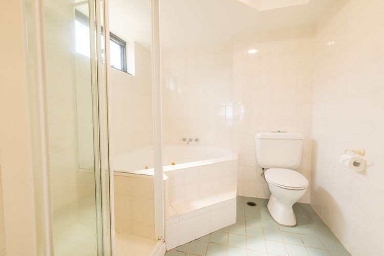 Florentine, 8/11 Columbia Close – opposite the beach with Air con and water views